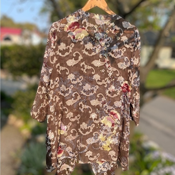 Ladies sheer coverup, size Large, no label at all, pockets, asymmetrical hem - Picture 3 of 6